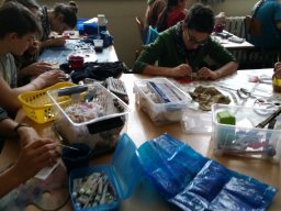 6 Schueler beim Arbeiten